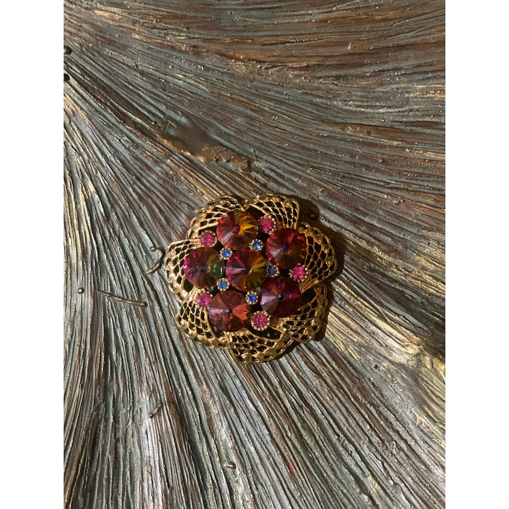Designer Heliotrope Brooch Rivoli Rhinestones Magenta Purple Gold Tone Vintage - Picture 4 of 4
